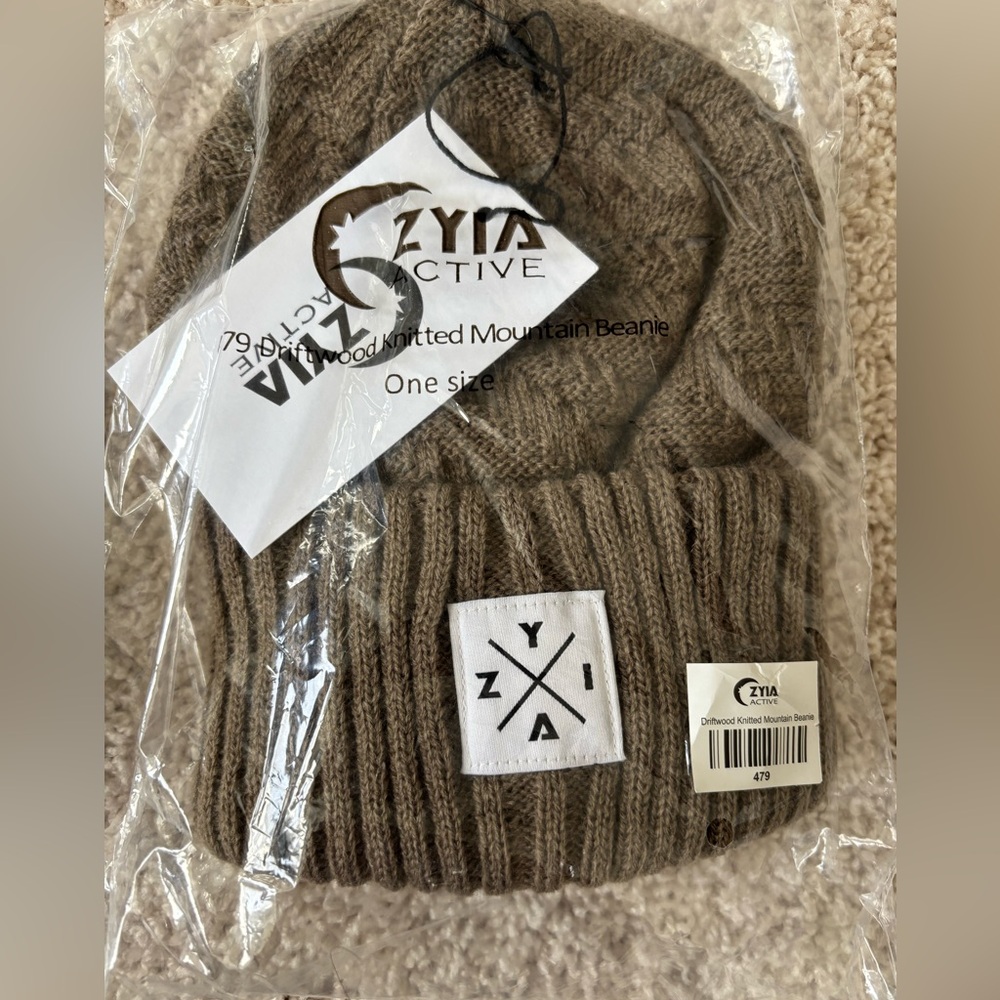 Zyia knitted beanie hat